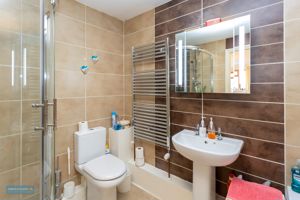 Owls Hoot - En-suite Bathroom- click for photo gallery